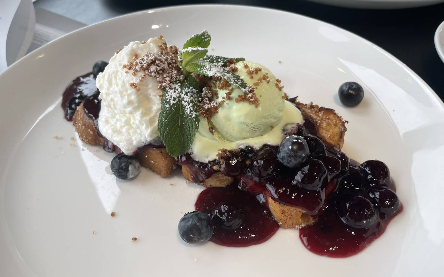 Brunchen in der HafenCity: Das French-Toast mit Pistazieneis und Blaubeer-Soße ist ein perfekter Abschluss / ©Alina Fedorova