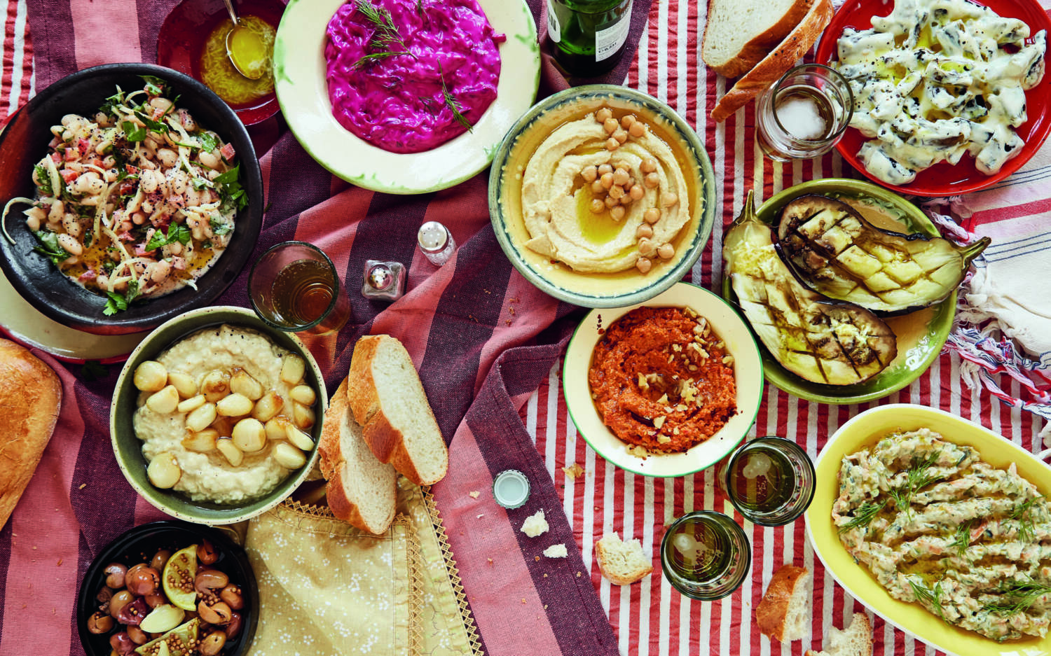 Bunt und zum Teilen auf dem Tisch: Die türkische Küche geht auch vegan, zeigt Yelda Yilmaz in ihrem Kochbuch / ©Yelda Yilmaz
