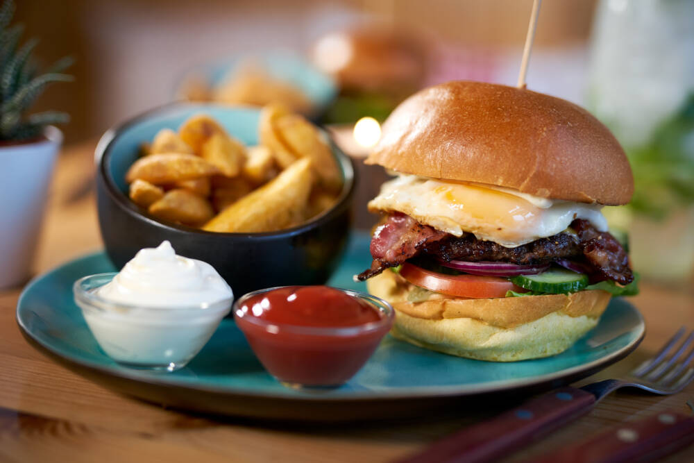 Burger, Fritten, Ketchup & Mayo – perfekt bei einem Besuch im Burger Village /©Marc Sill
