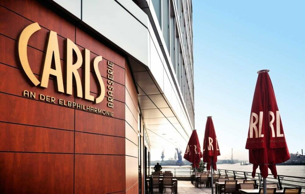 CARLS Brasserie befindet sich direkt an der Elbphilharmonie mit Blick auf den Hafen / ©CARLS/Stefan Malzkorn