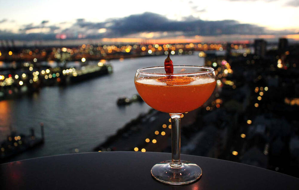 Cocktail-Fans können im 20 Up auf das Lichtermeer in Hamburgs Hafen blicken / ©Skyline Bar 20up