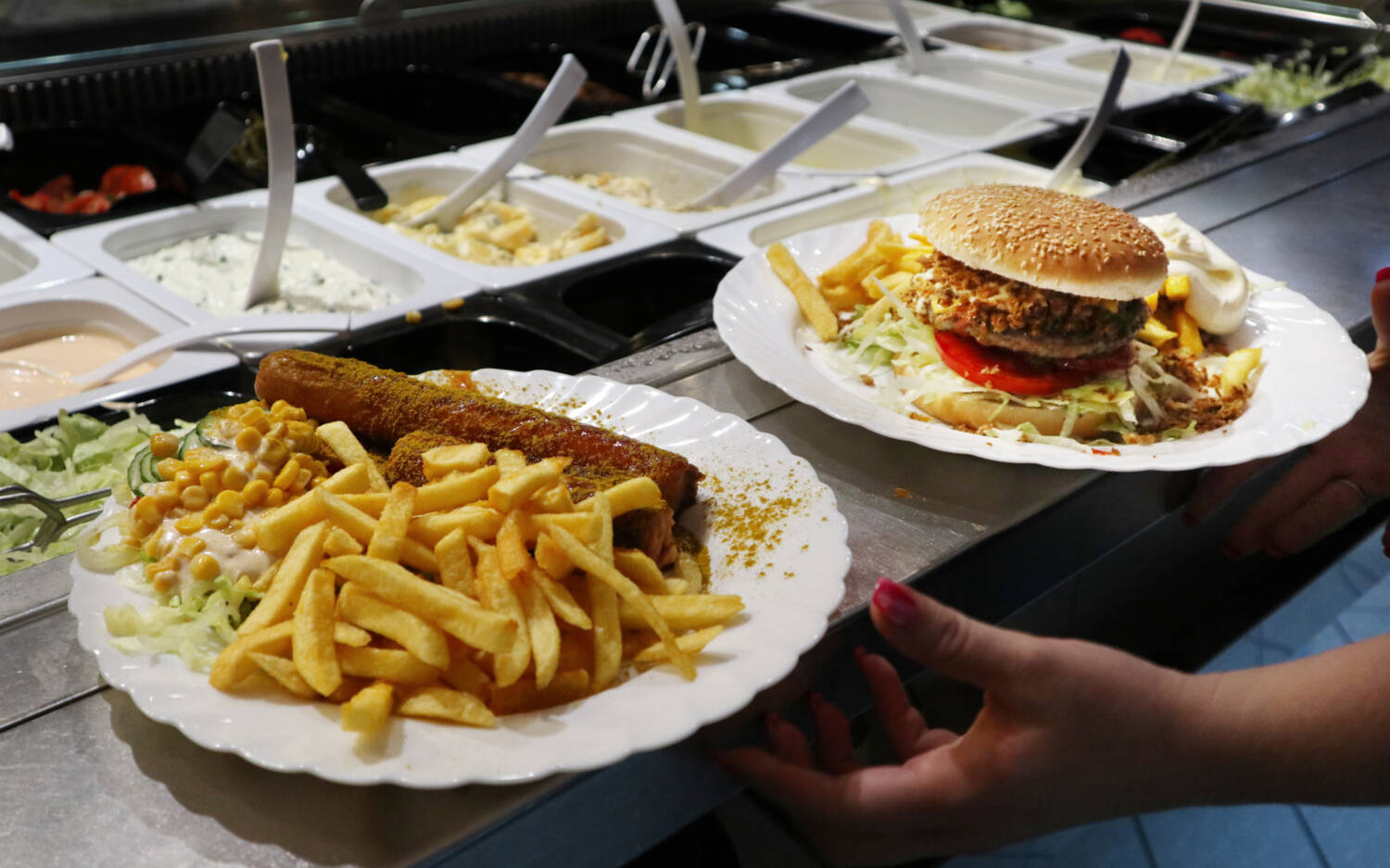 Currywurst und Burger sind in dem Imbiss auf St. Pauli für wenig Geld zu haben / ©Alina Fedorova