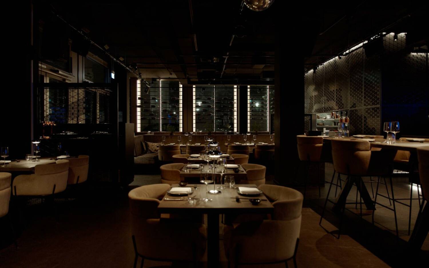 Das neue Restaurant Alsterinsel hat das stilvolle Ambiente des ehemaligen Fine-Dining-Restaurants Nomad beibehalten / ©Alsterinsel