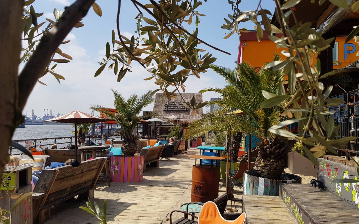 Der Beachclub Strandpauli mit Blick auf den Hafen bietet sowohl am Tag als auch sät abends eine Urlaubsatmosphäre /©Lydia Stach