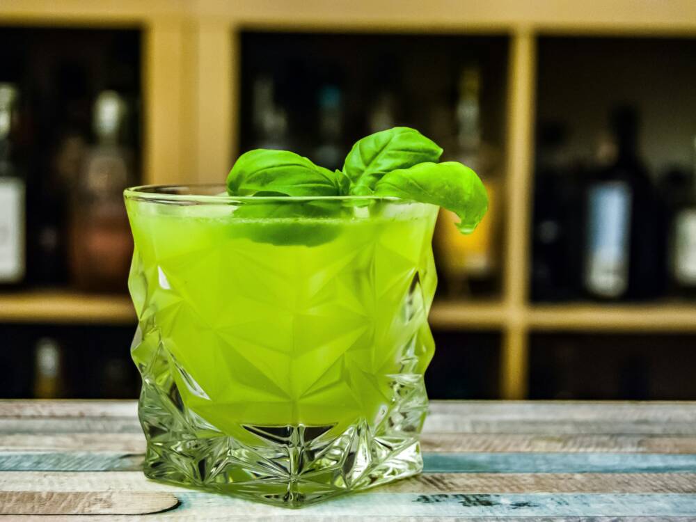 Der Gin Basil Smash begeistert mittlerweile weit über Hamburgs Grenzen hinaus durch Farbe und Geschmack / ©Johann Trrash / Unsplash
