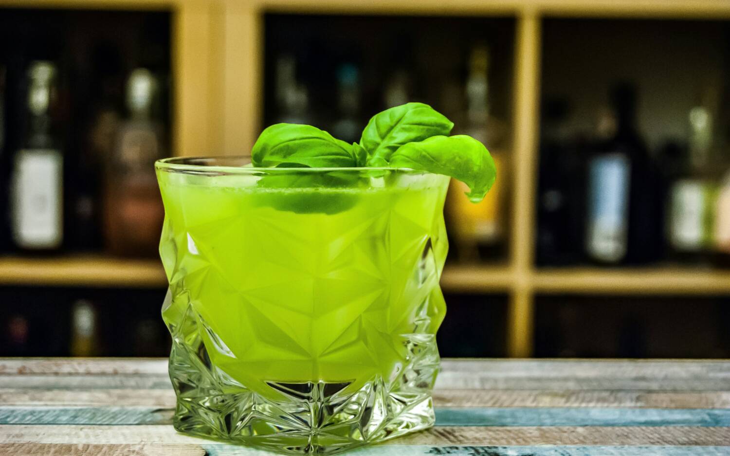 Der Gin Basil Smash begeistert mittlerweile weit über Hamburgs Grenzen hinaus durch Farbe und Geschmack / ©Johann Trrash / Unsplash