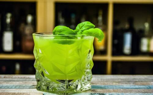 Der Gin Basil Smash begeistert mittlerweile weit über Hamburgs Grenzen hinaus durch Farbe und Geschmack / ©Johann Trrash / Unsplash