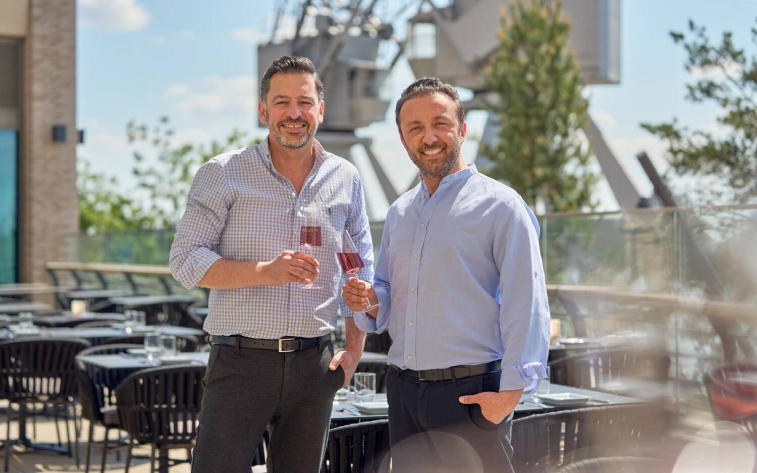 Deseo Tapas Bar-Gründer Farsan Khoshnevis (r.) eröffnet mit seinem besten Freund Eric Rech (l.) einen zweiten Standort in der HafenCity / © Kilian Byszio