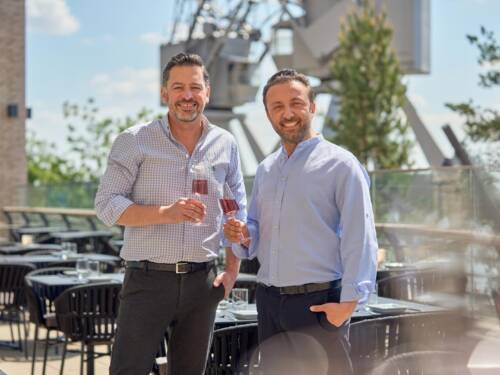 Deseo Tapas Bar-Gründer Farsan Khoshnevis (r.) eröffnet mit seinem besten Freund Eric Rech (l.) einen zweiten Standort in der HafenCity / © Kilian Byszio