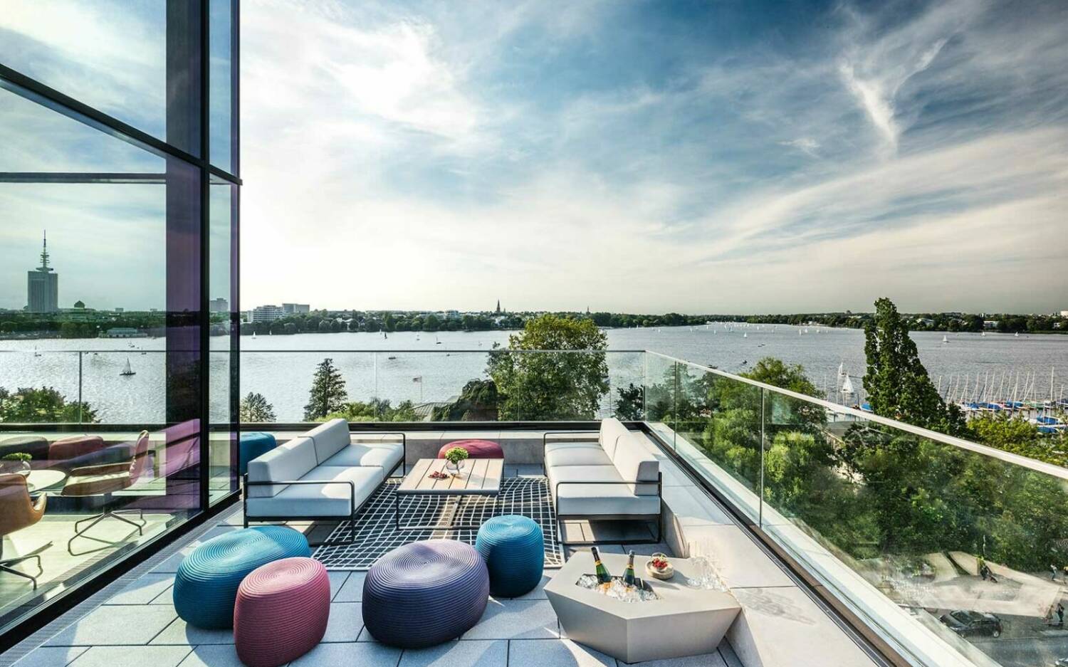 Die Dachterrasse in Hamburgs Heritage Bar bietet den perfekten Blick auf die Stadt / ©Le Méridien