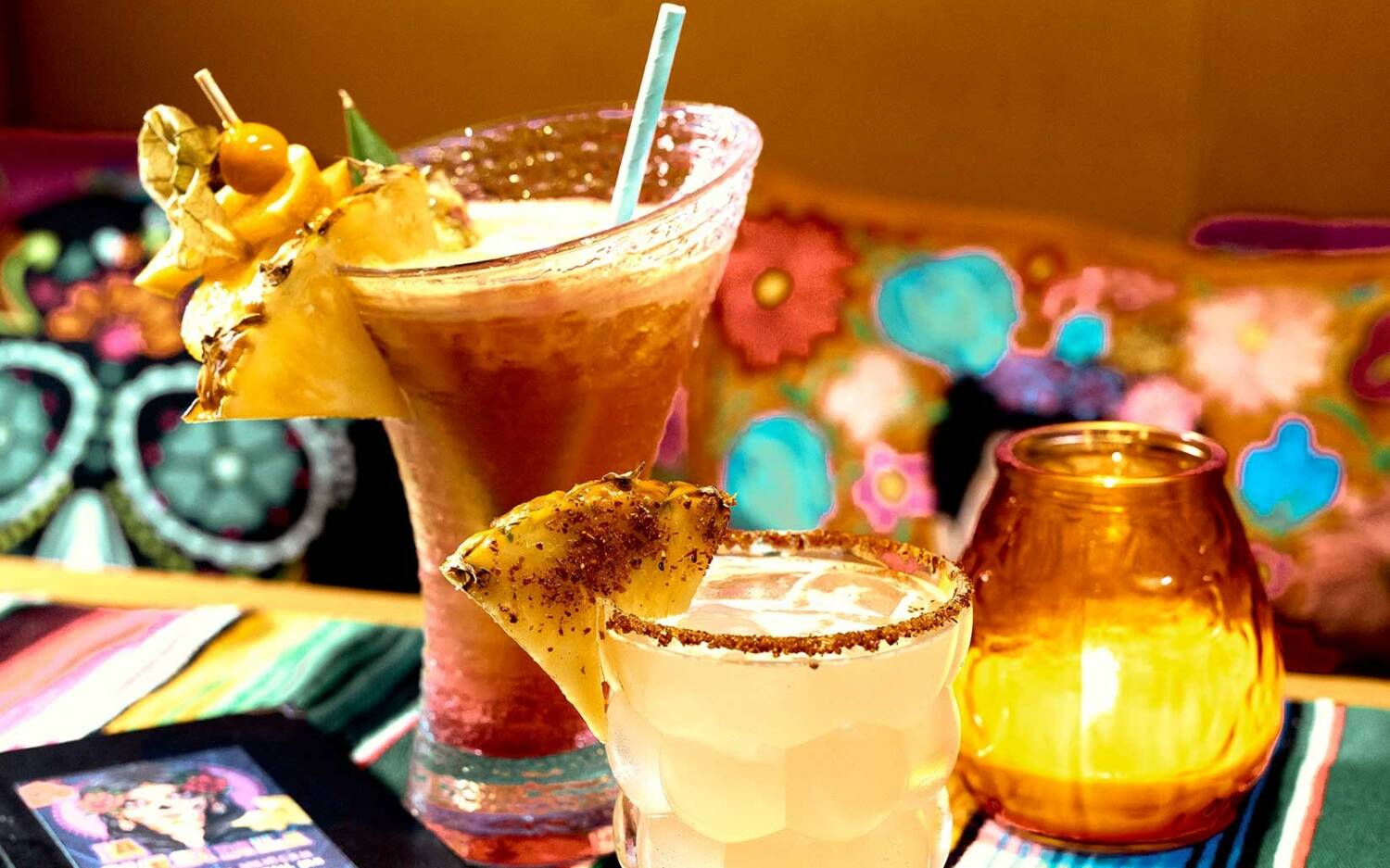 Die farbenfroh dekorierten Drinks sind ein Highlight im La Quesadilla / ©Marc Sill