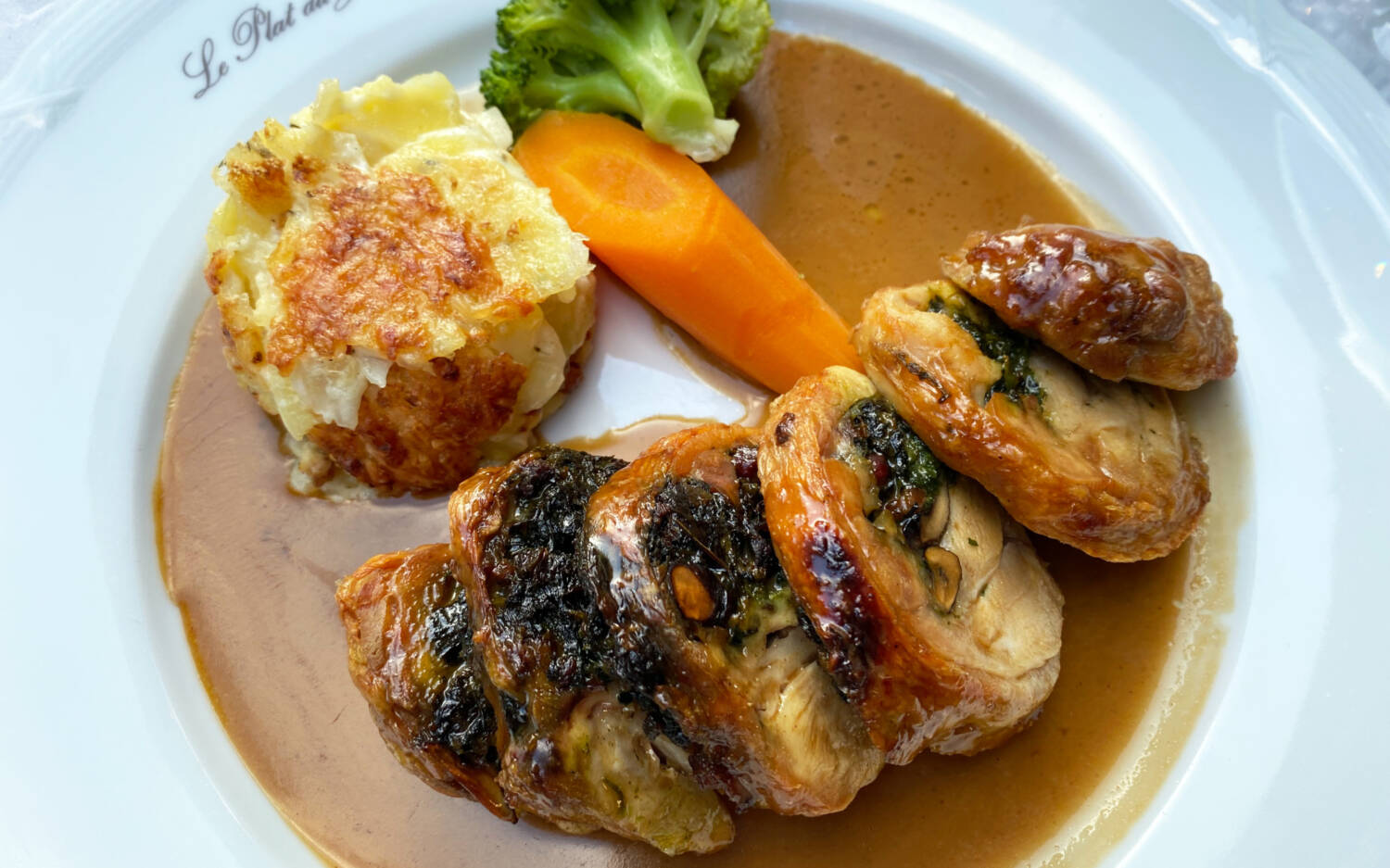 Die gefüllte Hähnchenbrust mit Estragonsauce begeistert im Le Plat du Jour / ©Szene Hamburg
