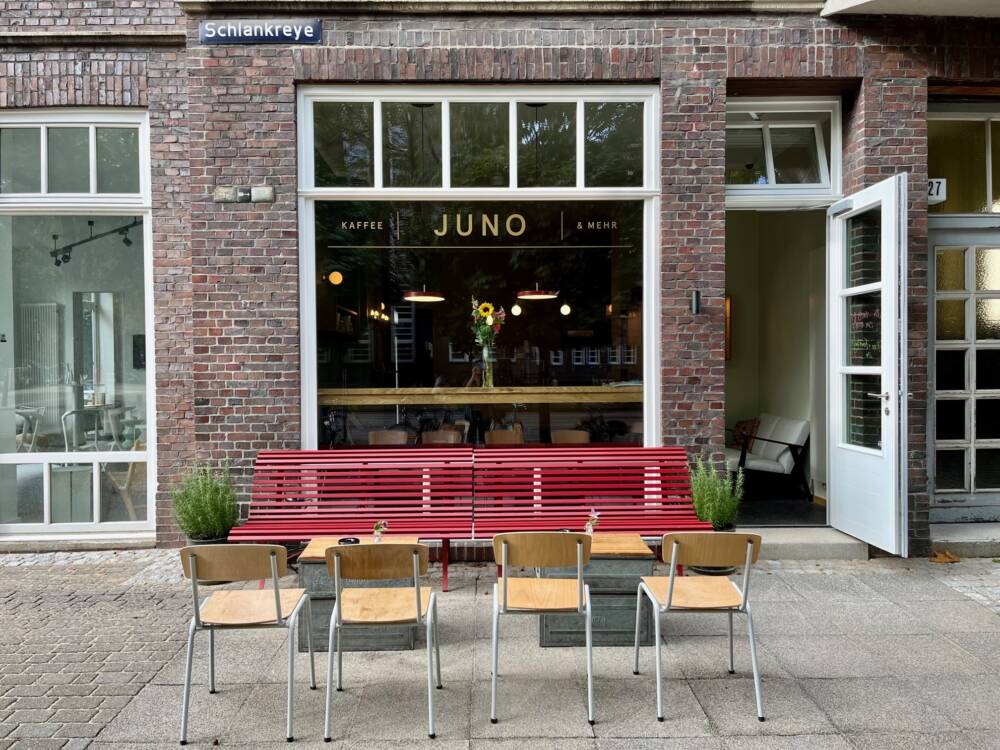 Die rote Bank vor dem Juno lockt jung und alt zugleich an / ©Juno