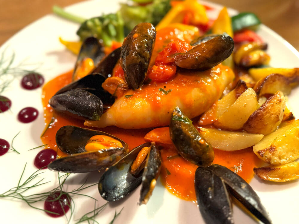 Einmal alles, bitte: Im Hollenstedter Hof werden Heimatküche, italienische Klassiker und Burger aufgetischt / ©Genuss-Guide