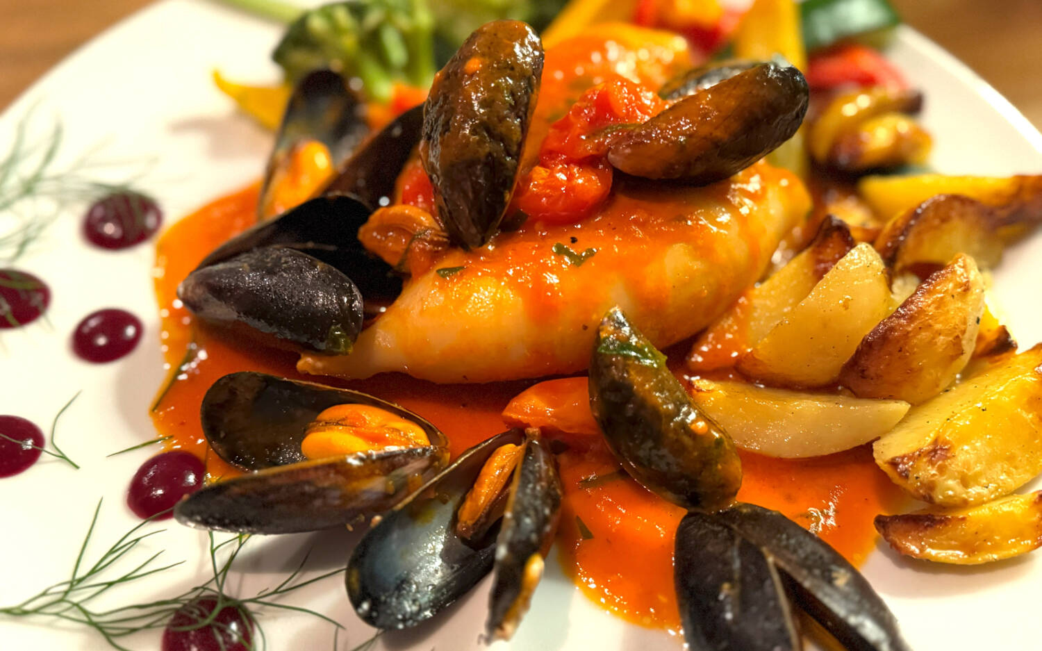 Einmal alles, bitte: Im Hollenstedter Hof werden Heimatküche, italienische Klassiker und Burger aufgetischt / ©Genuss-Guide