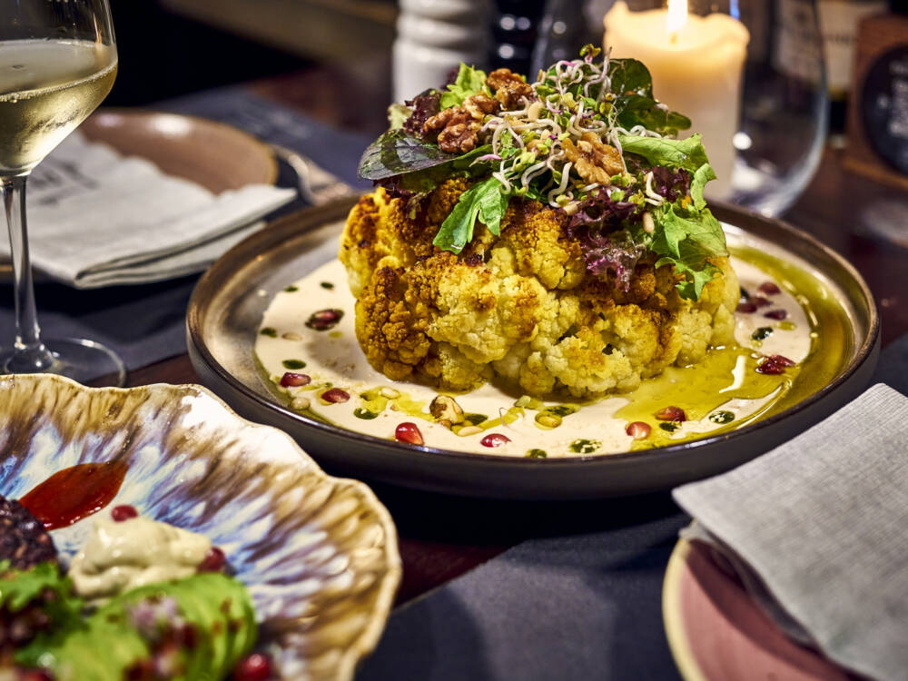 Einmal um die Welt: Im Patio werden Tapas mit verschiedenen internationalen Einflüssen angeboten / ©Marc Sill