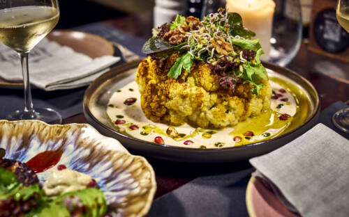 Einmal um die Welt: Im Patio werden Tapas mit verschiedenen internationalen Einflüssen angeboten / ©Marc Sill