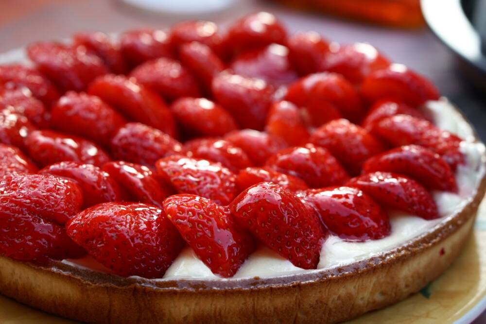 Erdbeerkuchen all summer long: Auf dem Obsthof Heitmann können drei Sorten gepflückt werden, um eine möglichst lange Erntezeit zu garantieren / ©Unsplash/Reuben McFeeters