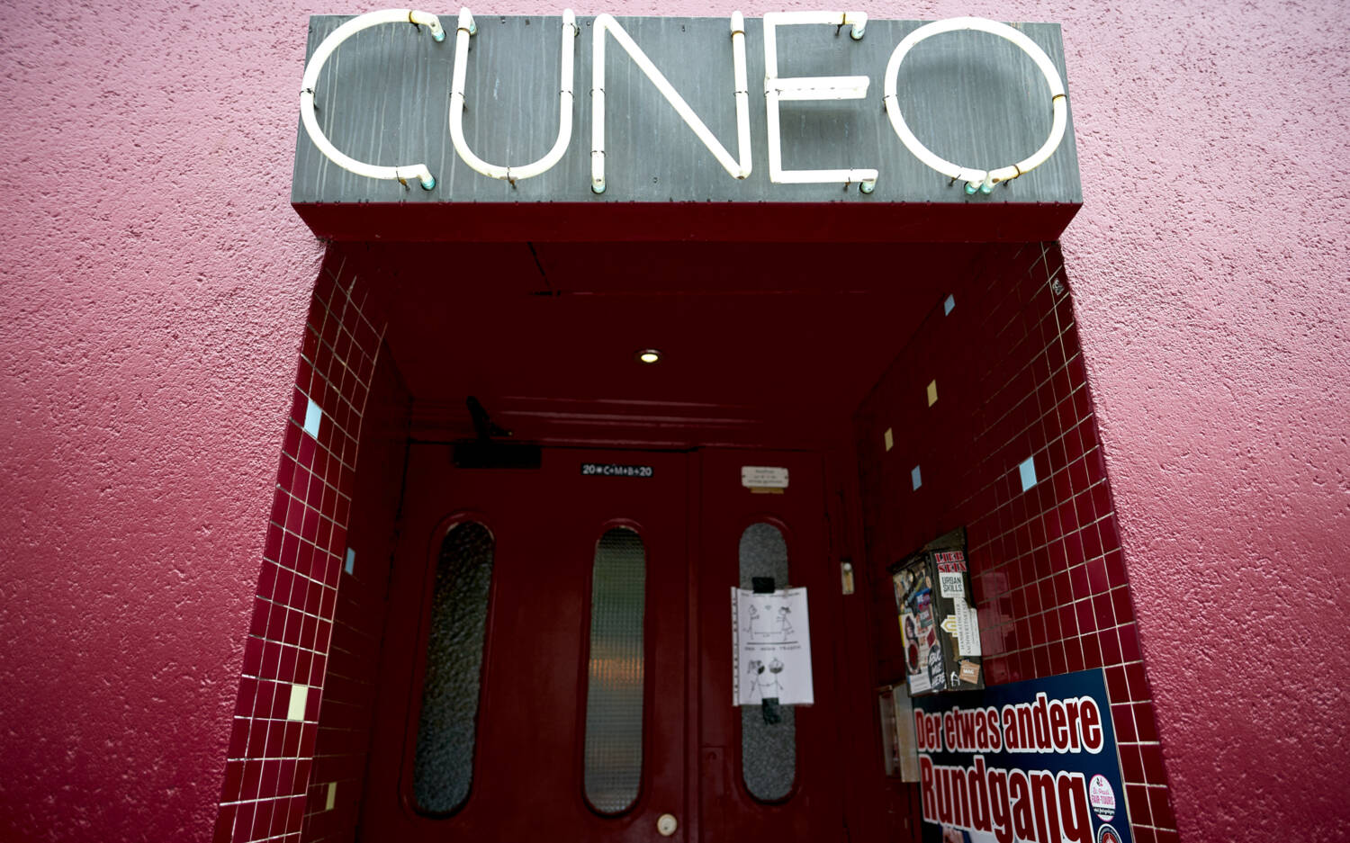 Erkennt man schon von weiter Entfernung: Das leuchtend Cuneo-Schild / ©Marc Sill