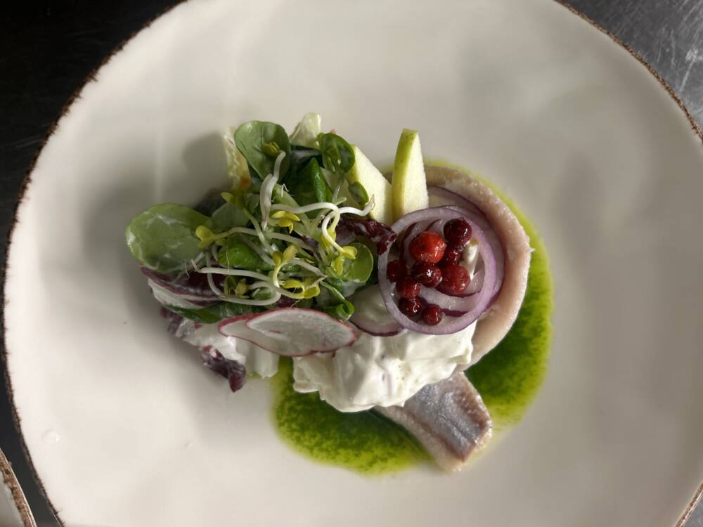 Ferid Aslani eröffnete im März 2024 mit seiner Frau das Restaurant Wackerhof in Osdorf. Ende Mai schließt das Fine-Dining-Lokal / ©Wackerhof