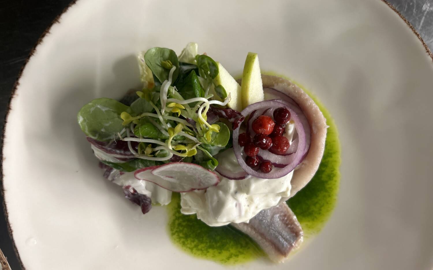 Ferid Aslani eröffnete im März 2024 mit seiner Frau das Restaurant Wackerhof in Osdorf. Ende Mai schließt das Fine-Dining-Lokal / ©Wackerhof