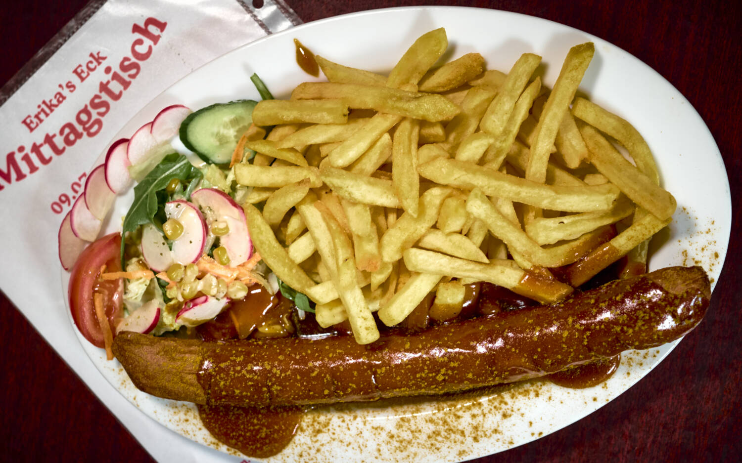 Hamburger Imbiss-Klassiker: Currywurst von früh bis spät gibt es bei Erika’s Eck in der Sternschanze / ©Marc Sill 