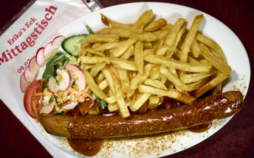 Hamburger Imbiss-Klassiker: Currywurst von früh bis spät gibt es bei Erika’s Eck in der Sternschanze / ©Marc Sill 