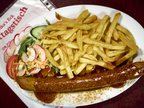 Hamburger Imbiss-Klassiker: Currywurst von früh bis spät gibt es bei Erika’s Eck in der Sternschanze / ©Marc Sill 