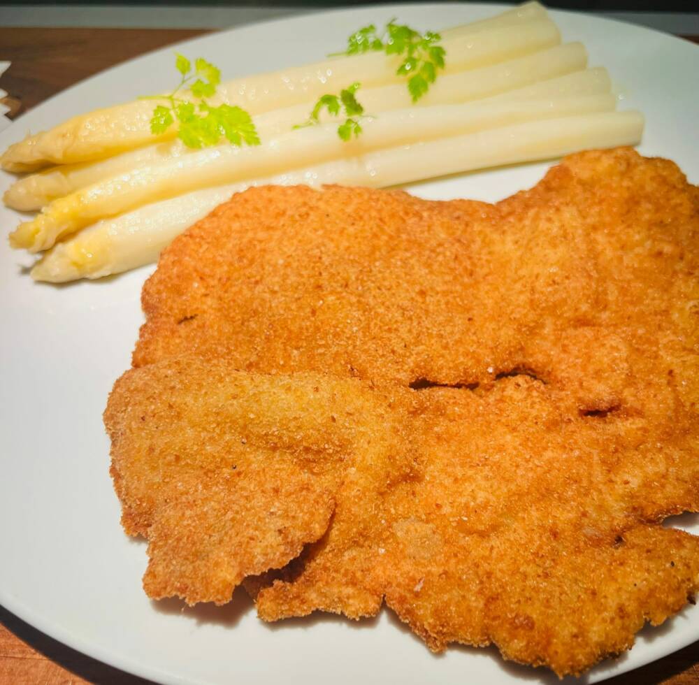 Im Restaurant Lenz kommt der Spargel nebst krossem Schnitzel auf die Teller / ©Lenz Leslie Himmelheber