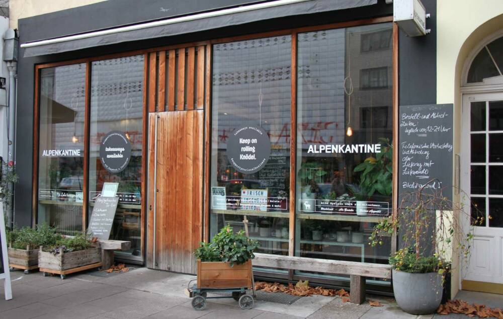 Imbiss in Hamburg-Eimsbüttel: In der Alpenkantine wandern viele Knödel über den Tresen / ©SZENE Hamburg