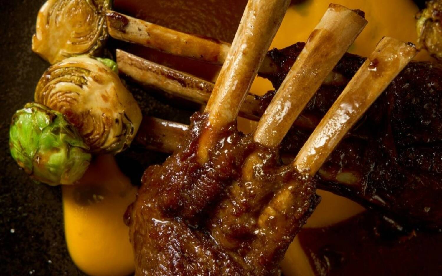 In der Alsterinsel in Rotherbaum gibt es mediterrane Küche auf Fine-Dining-Niveau mit Alsterblick / ©Alsterinsel