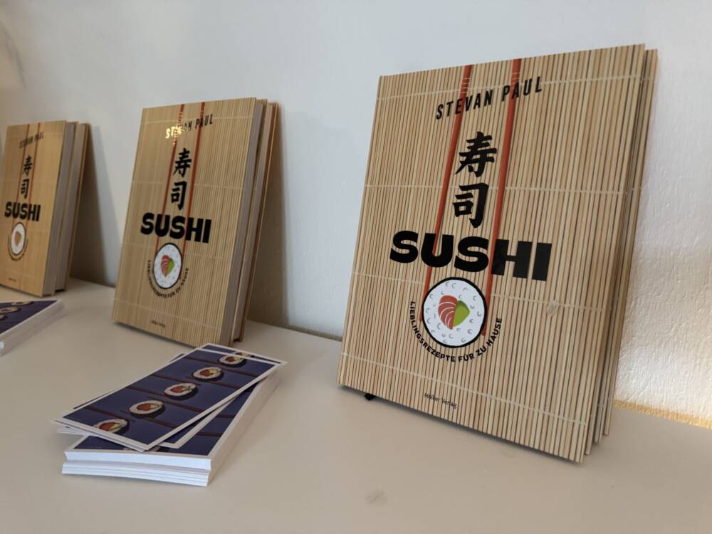 In seinem neuen Kochbuch „Sushi – Lieblingsrezepte für zu Hause“ zeigt Stevan Paul, wie die japanische Reisspezialität in der heimischen Küche klappt / ©Johanna Zobel