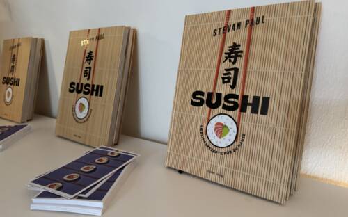 In seinem neuen Kochbuch „Sushi – Lieblingsrezepte für zu Hause“ zeigt Stevan Paul, wie die japanische Reisspezialität in der heimischen Küche klappt / ©Johanna Zobel
