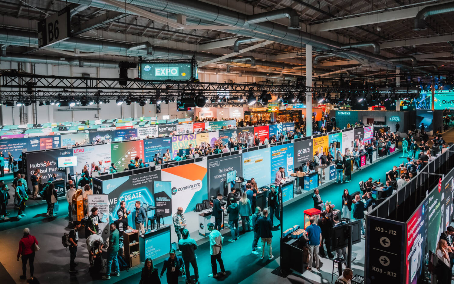 In den Messehallen informieren Digitalunternehmen über Produkte und Strategien / ©Julian Huke