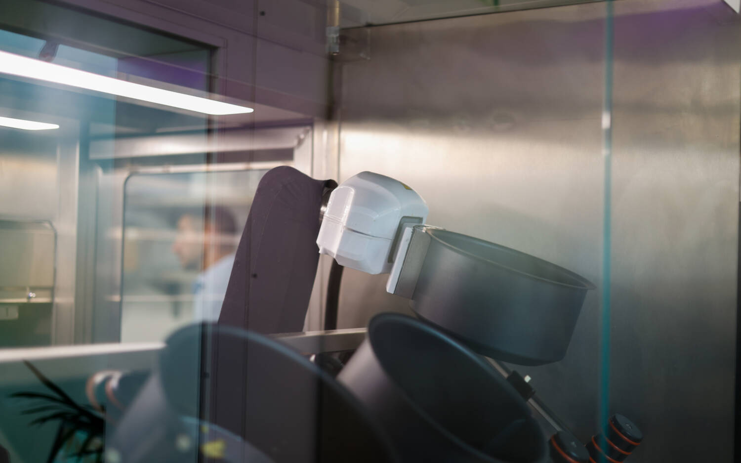 Mit einem Arm kann der Roboter bis zu 120 Gerichte in der Stunde zubereiten / ©Johanna Zobel