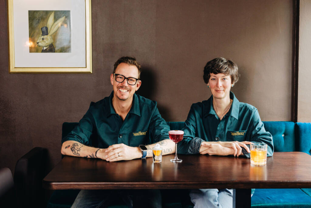 Mit ausgefallenen Drinks wird The Rabbithole Bar von Constanze Lay und Florian Sonneborn zur Bar des Jahres gekürt / ©Julia Schumacher