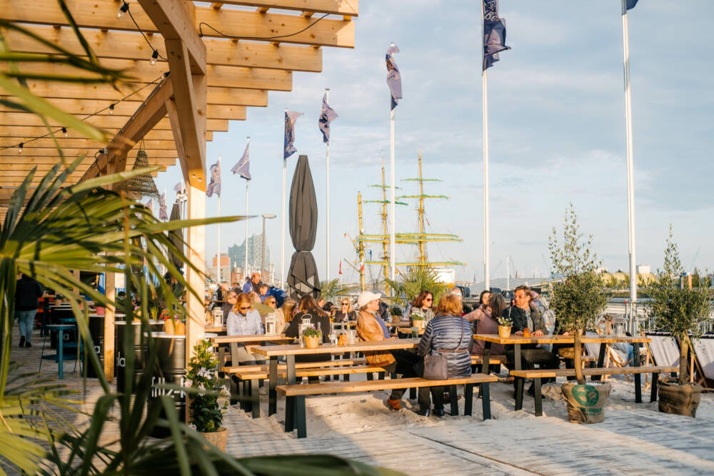 Mit den Füßen im Sand blickt man vom Sonnendeck St. Pauli auf die Elbe / ©Lea Harms