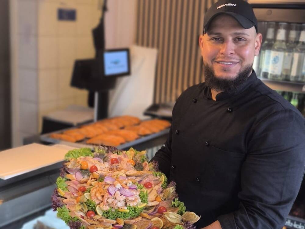 Nazih „Tito“ Seliman bietet im Mein Fischladen ausgewählte Fischplatten an, die man auch als Partyservice mieten kann / ©Nazih Seliman