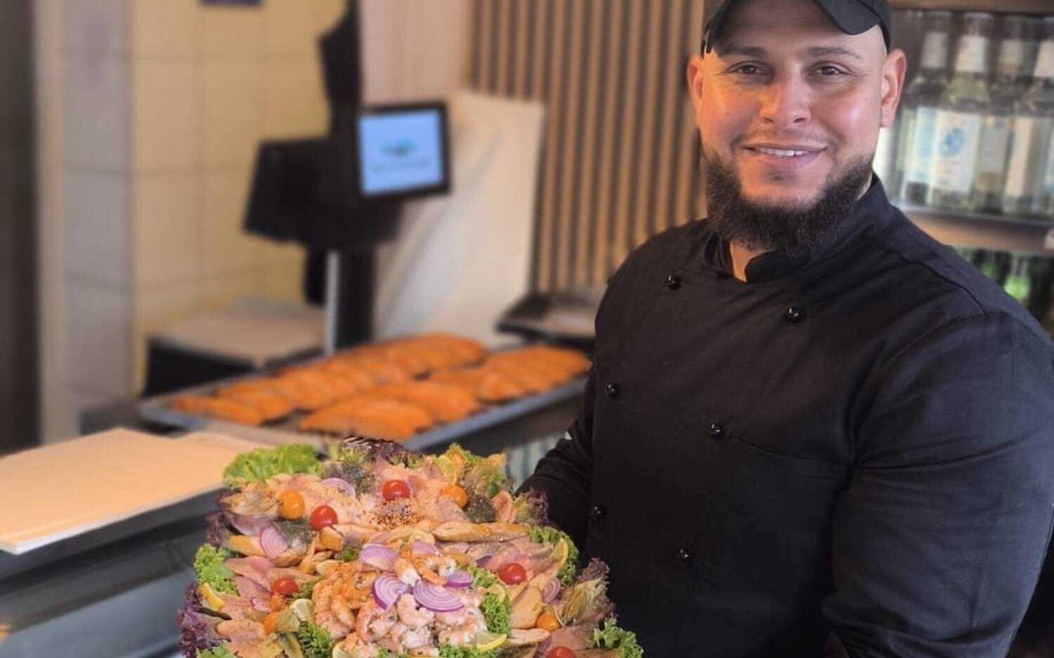 Nazih „Tito“ Seliman bietet im Mein Fischladen ausgewählte Fischplatten an, die man auch als Partyservice mieten kann / ©Nazih Seliman
