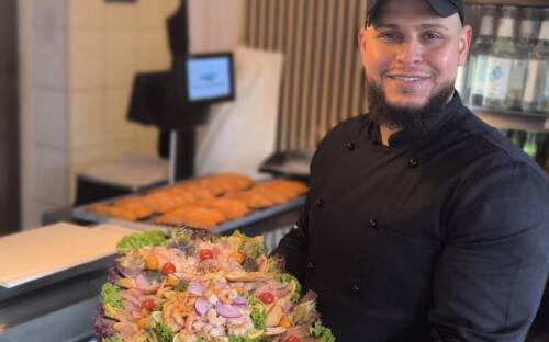 Nazih „Tito“ Seliman bietet im Mein Fischladen ausgewählte Fischplatten an, die man auch als Partyservice mieten kann / ©Nazih Seliman