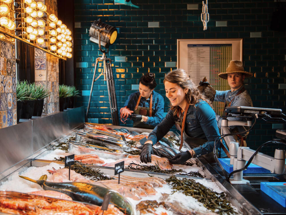 Neues Fischrestaurant mit preisgekröntem Konzept: Das Pesca – Theatre of Fish im Westfield-Überseequartier / ©Pesca