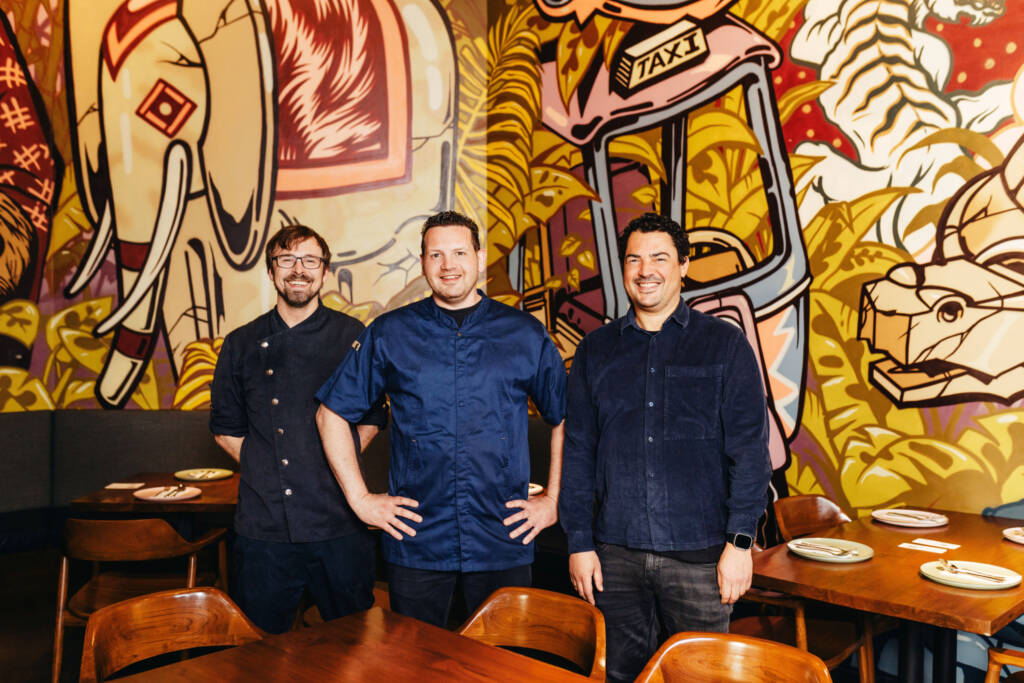 Restaurant des Jahres ist das thailändische Restaurant Jing Jing von Küchenchef Oliver Murzin mit den Jing Jing-Machern Vena Steinkönig und Valentin Broer (v.l.) / ©Julia Schumacher