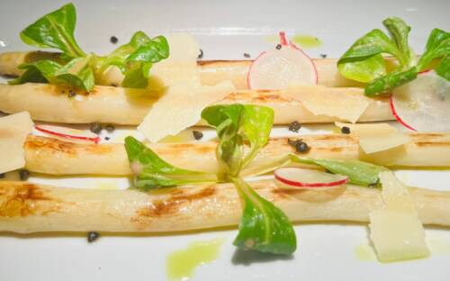 Spargel gehört in Hamburg zum Frühling und im Restaurant Lenz auf jeden Fall auf die Speisekarte / ©Lenz Leslie Himmelheber