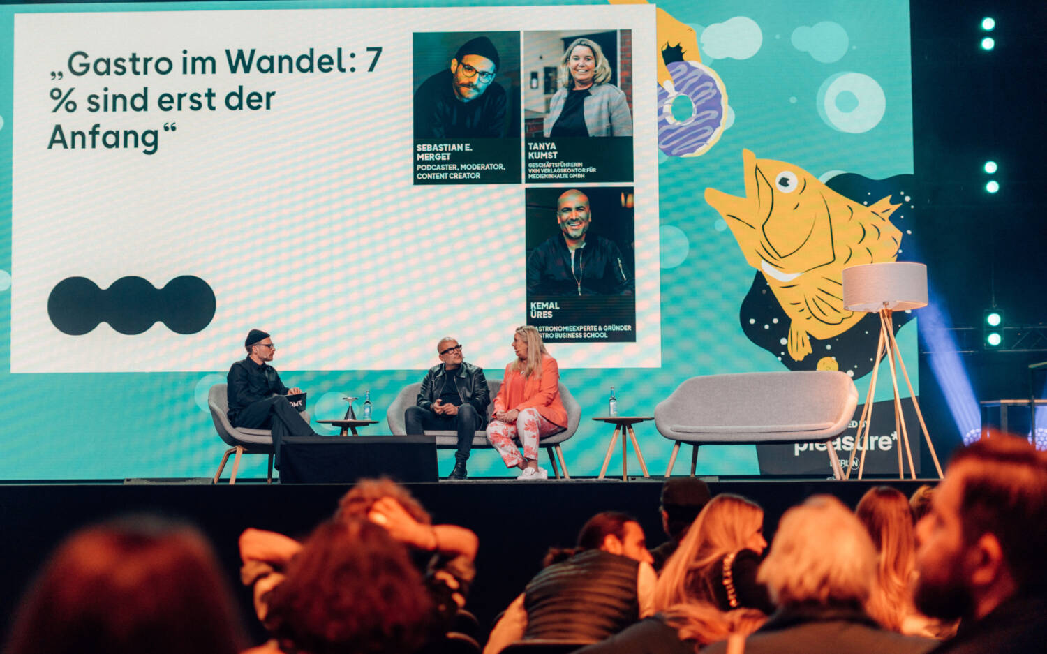 Tanya Kumst und Kemal Üres (m.) sprachen auf der Food-Stage über die Mehrwertsteuersenkung / ©Laura Riske