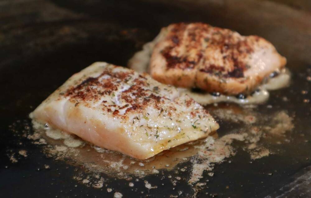Traditions-Imbiss: Bei Delikatessen des Meeres gibt's leckere Fisch-Feinkost / ©Unsplash/Jasper Koster