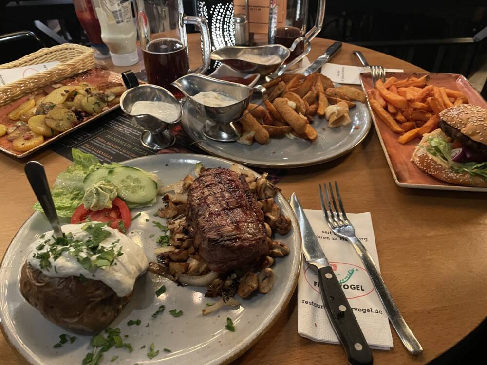 Unspektakulär, aber solide: Im Feuervogel gibt’s Burger und Hausmannskost / ©Genuss-Guide 