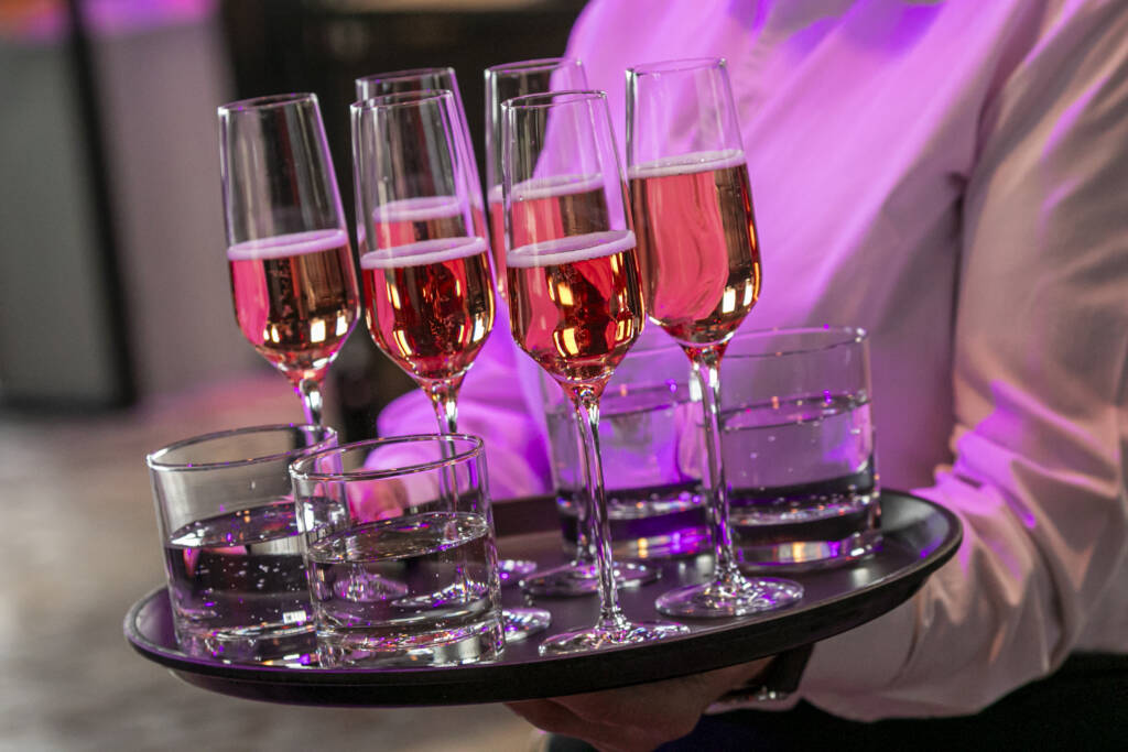 Ein Tablette mit Sekt- und Wassergläsern