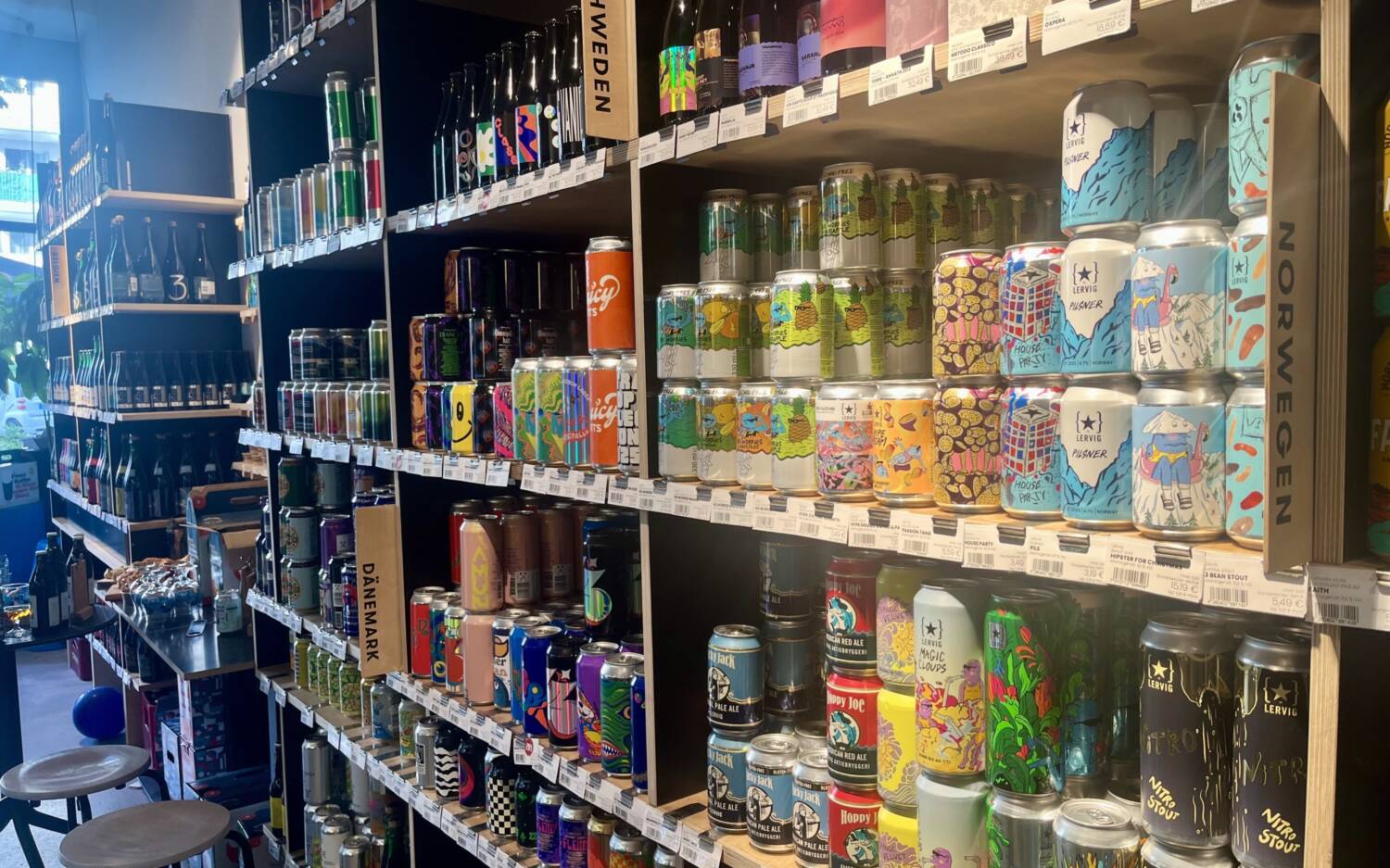Über 700 Biersorten aus aller Welt stehen in den Regalen im Craft Beer Store / ©Alice von der Laden