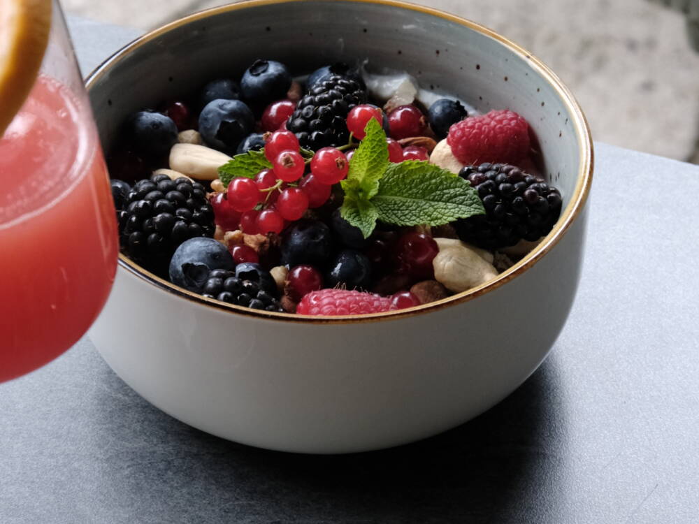 Auf der schönen Terrasse kann gesund und lecker in den Tag gestartet werden / ©Eat.Drink.Love