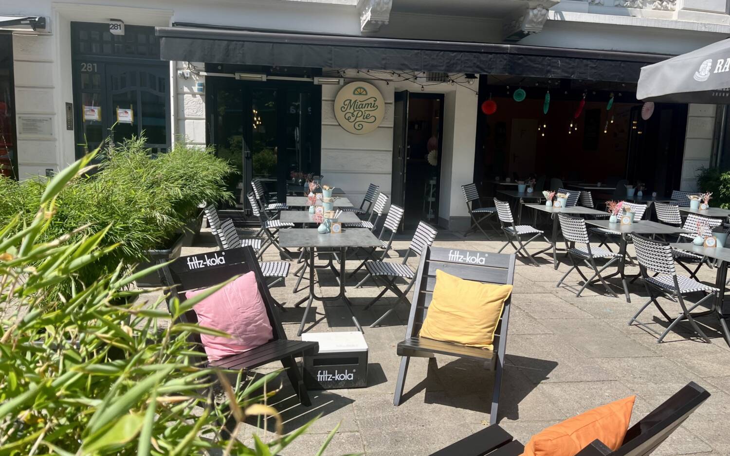 Auf der Terrasse des Miami Pie warten Liegesttühle und Tische in der Sonne / ©Miami Pie